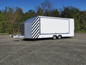 Autotransportanhänger geschlossen mit Rampe und Seitenklappen