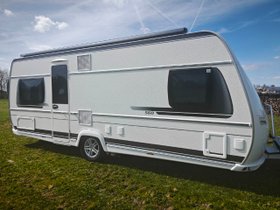 Wir verkaufen unseren sehr gepflegten und exklusiv ausgestatteten **Fendt Wohnwagen**.