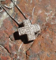Ein Kreuz als Schmuckstück - ein zeitloses Modeaccessoire. Weißgold mit Brillanten