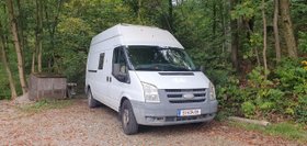 Liebevoll ausgebauter Camper für jede Wetterlage