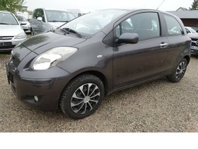 TOYOTA Yaris Life 8-fach bereift Bremsen neu...