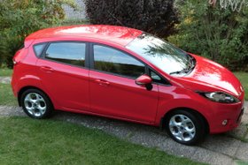 Ford Fiesta 1.2 ICONIC noch mit robusten 4 Zylinder Motor und NUR 24.000 KM !! Garagenwagen!